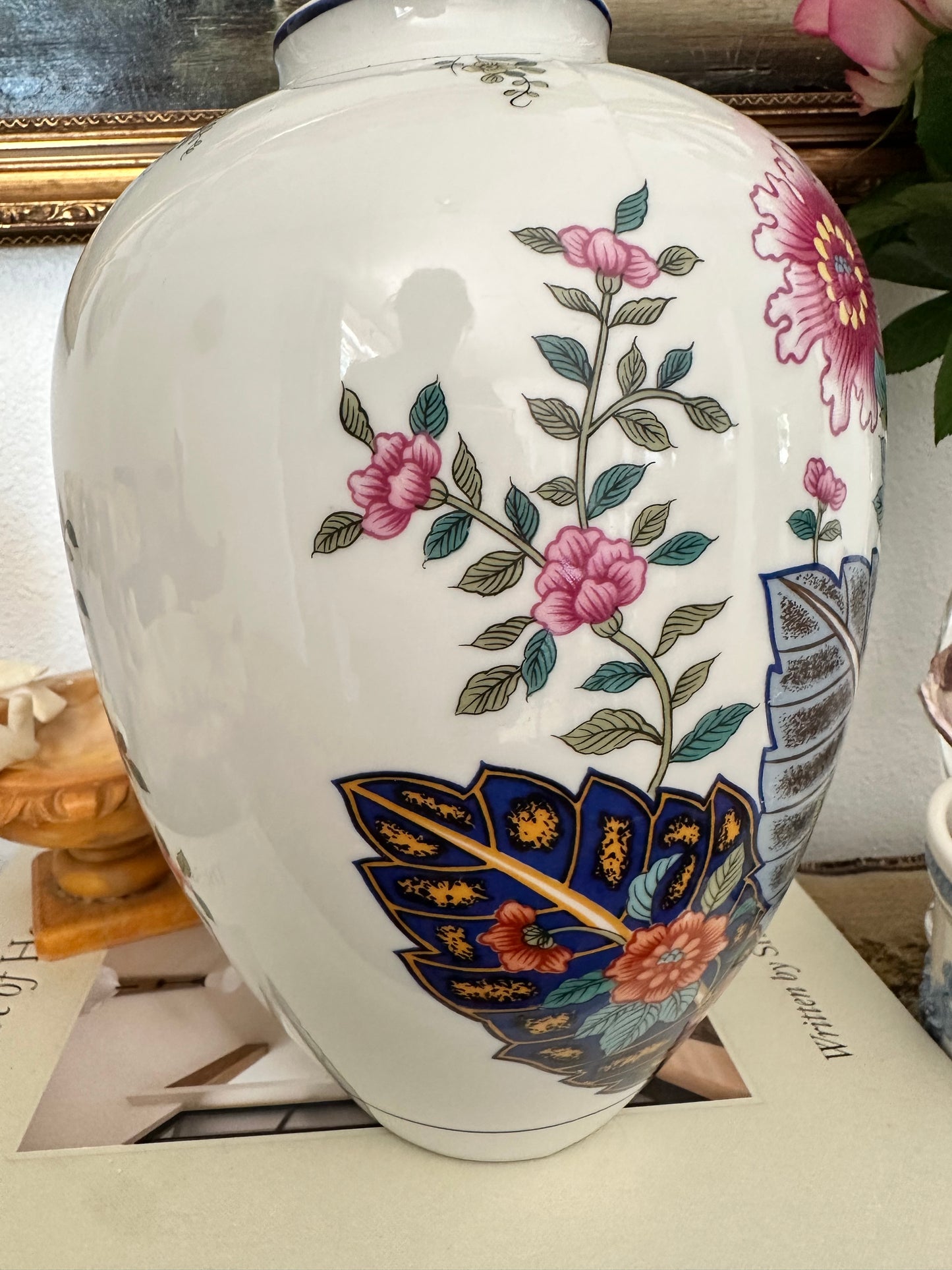 Vintage Mann Tobacco Leaf Porcelain Vase